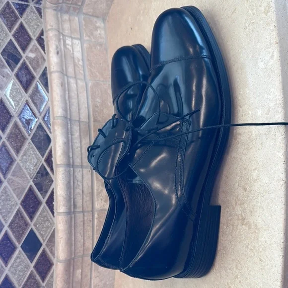 Johnston & Murphy Men's Black Dress Shoes - Picture 2 of 3